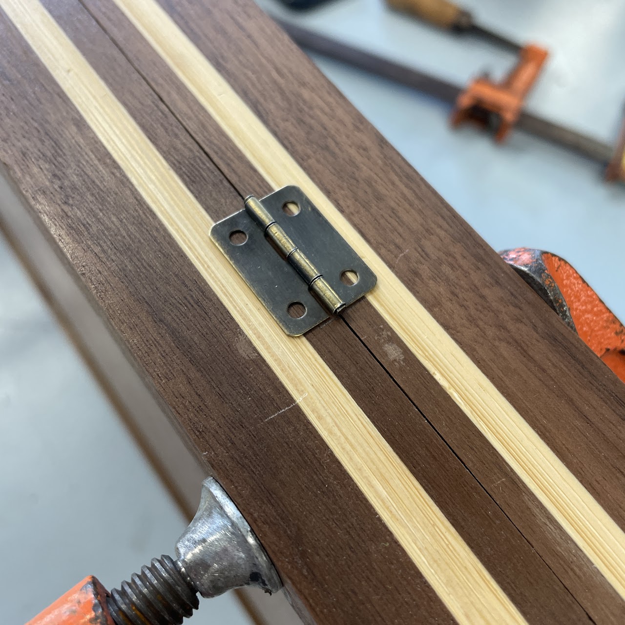 Attatching a hinge between the boards